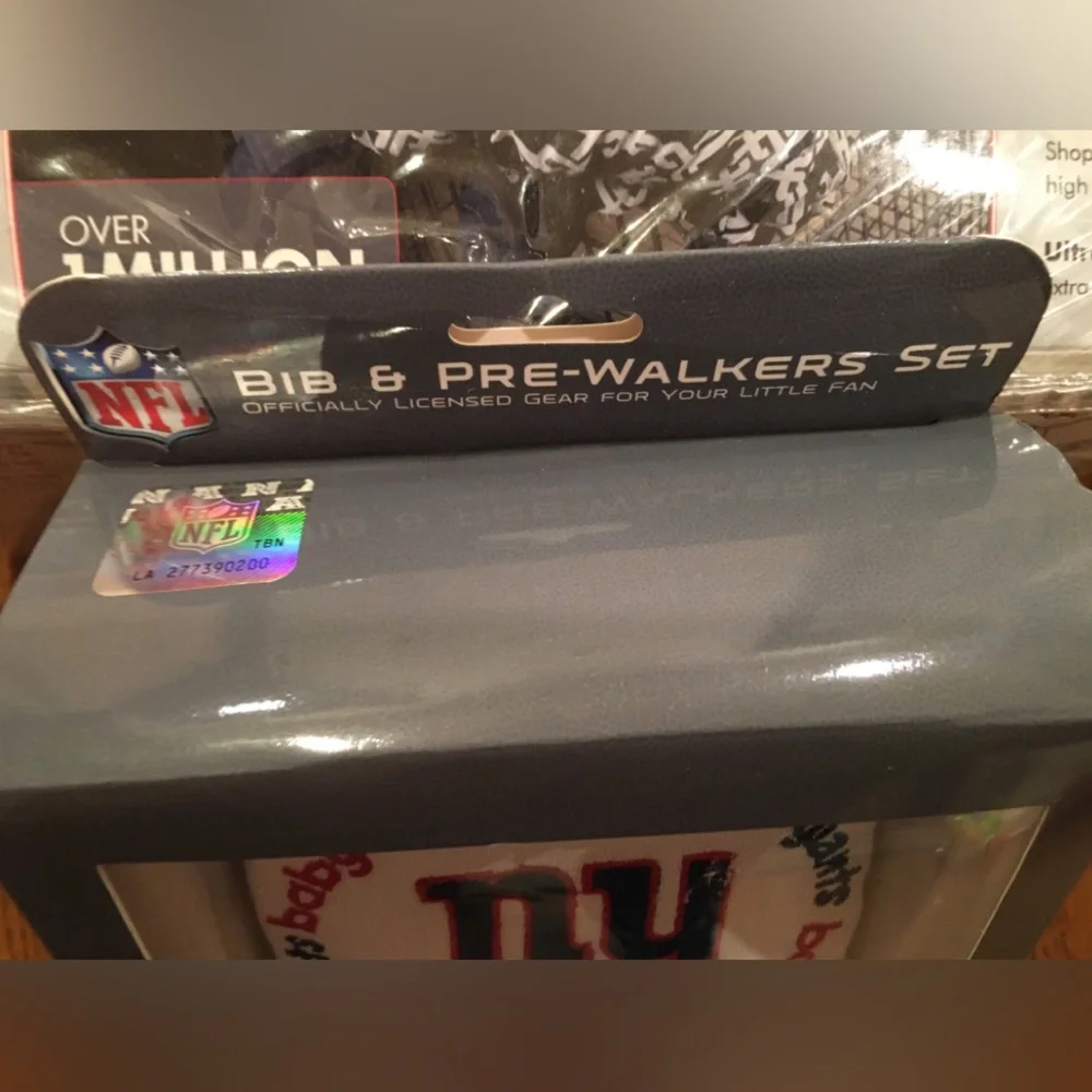 NFL NY New York Giants Baby Bib and Pre-Walkers Shoe Bootie Set